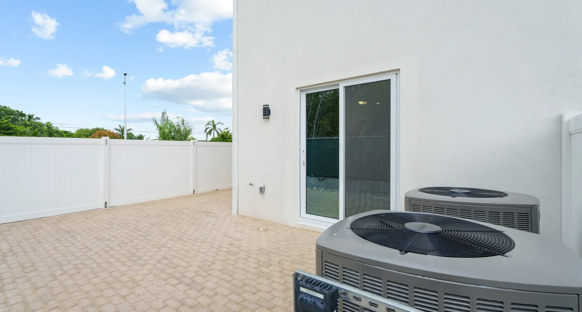 Exterior photo 2