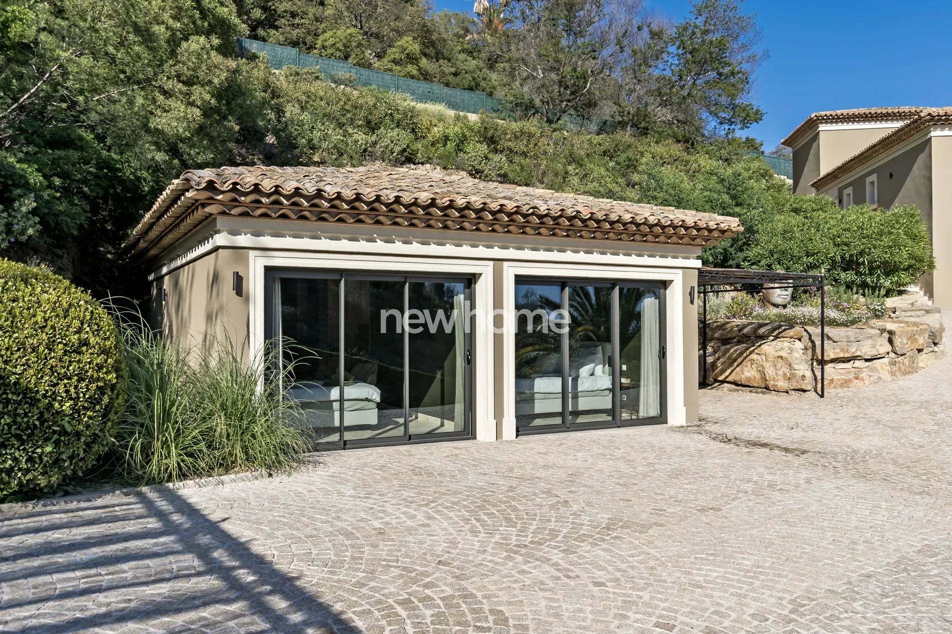 Exterior photo 8