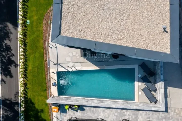 Exterior photo 2