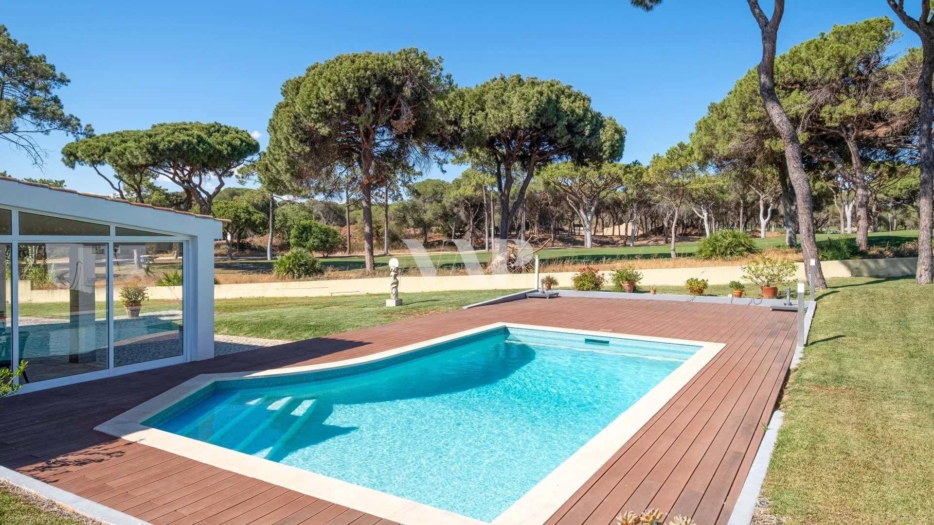 Exterior photo 2