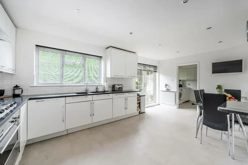 Leavesden Road, Stanmore, Elstree, England, United Kingdom. - Photo 2