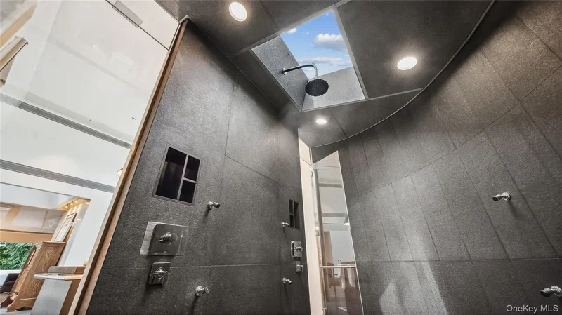 7 Folie Court, Manhasset, New York, United States. - Photo 22