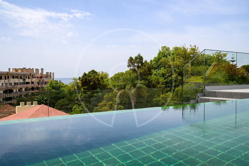 Luxury 4 bedroom penthouse with pool in Estoril