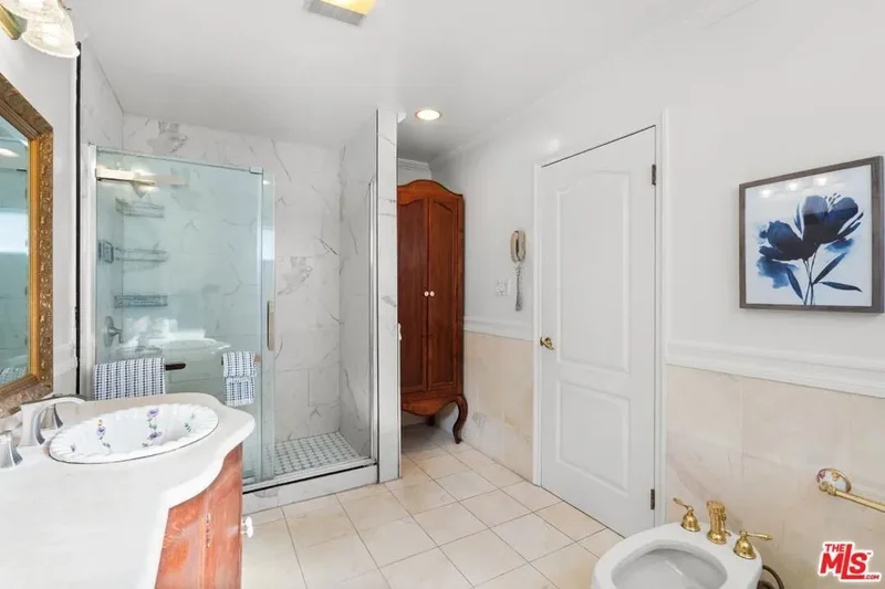 800 S Bronson Avenue, Los Angeles, California, United States. - Photo 11