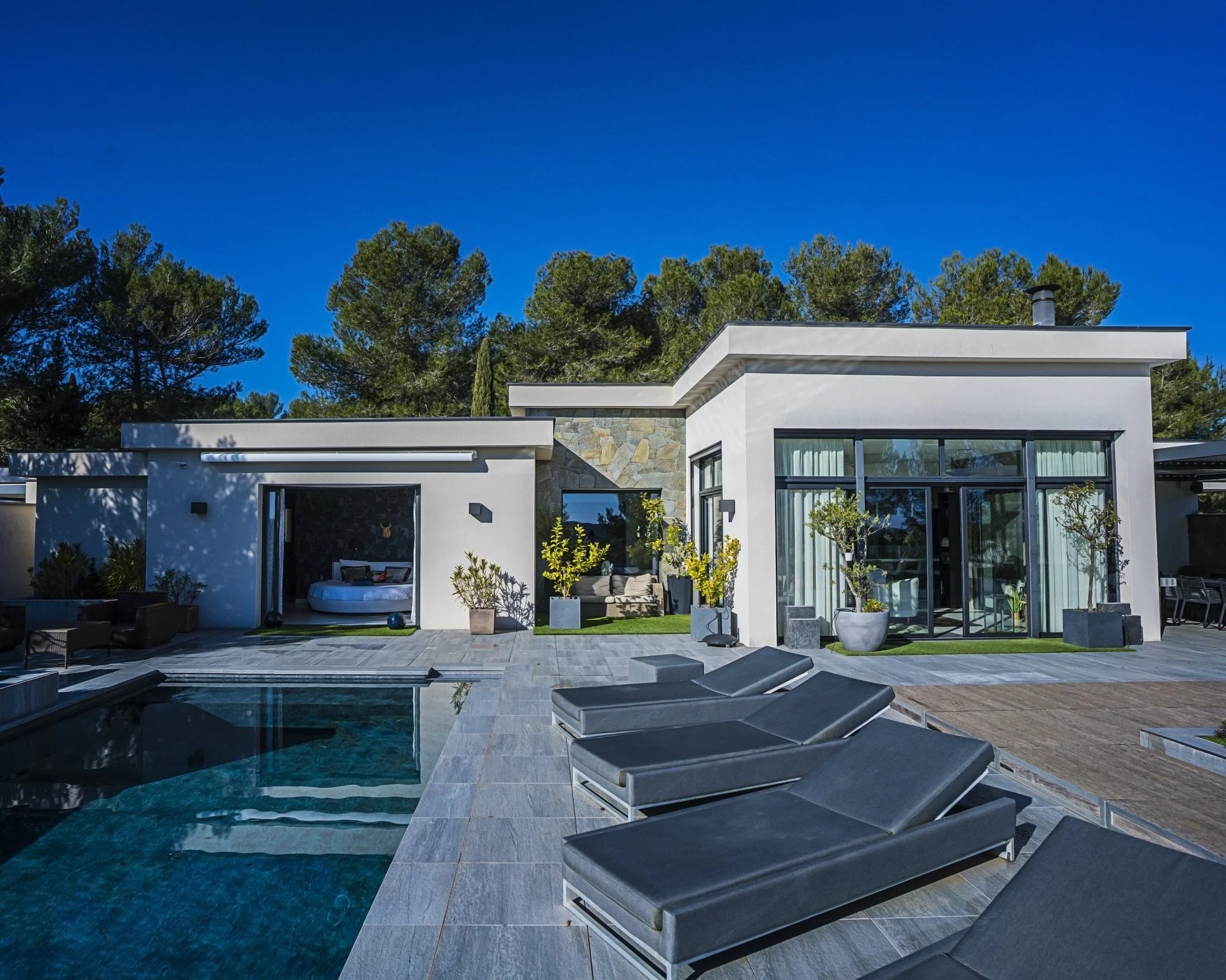 Exterior photo 4
