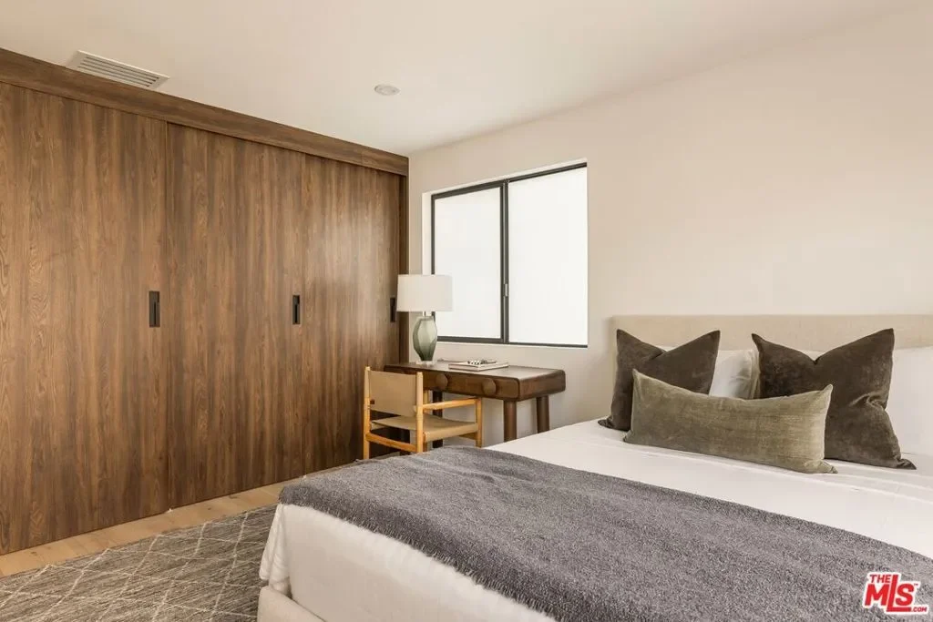 922 N West Knoll Drive, Los Angeles, California, United States. - Photo 34
