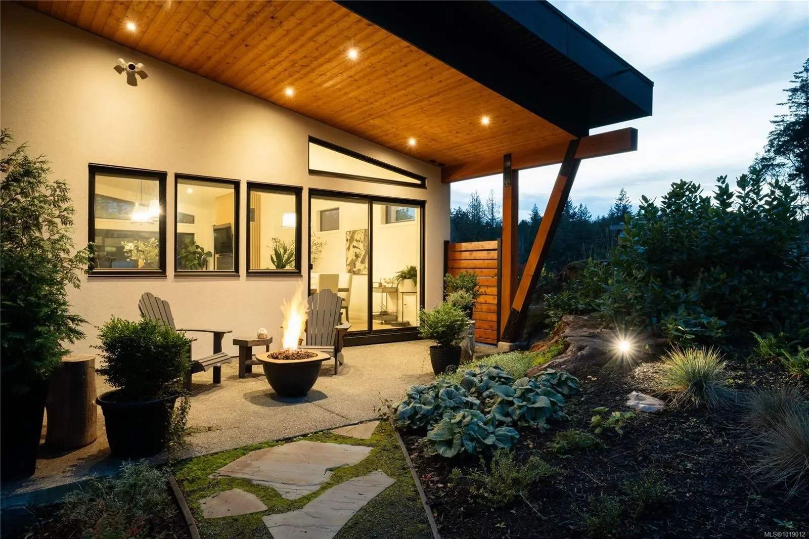640 Medalist Ave, Colwood, British Columbia, Canada. - Photo 5