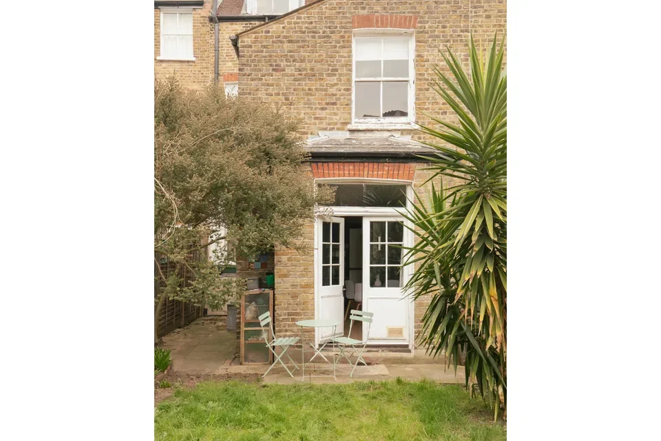 Exterior photo 6