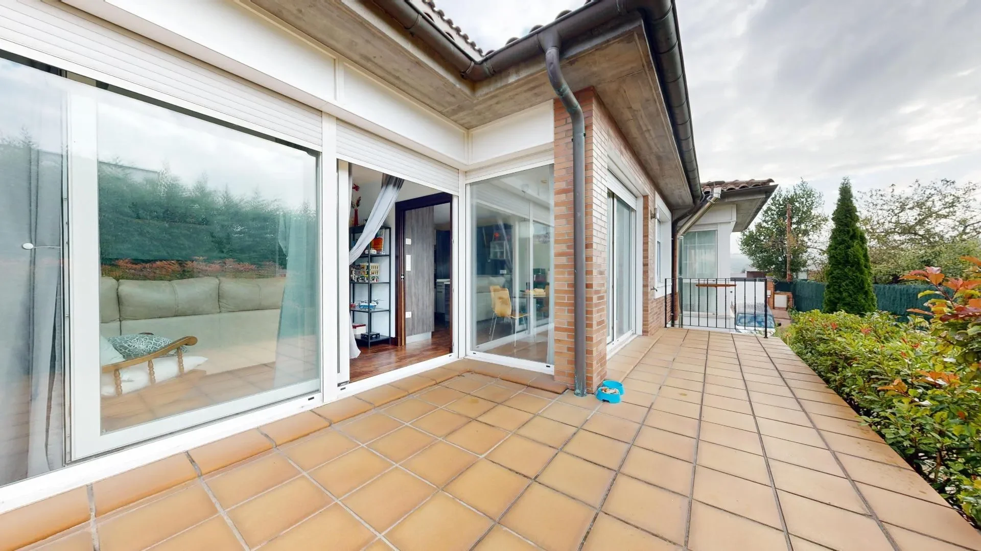 Exterior photo 6