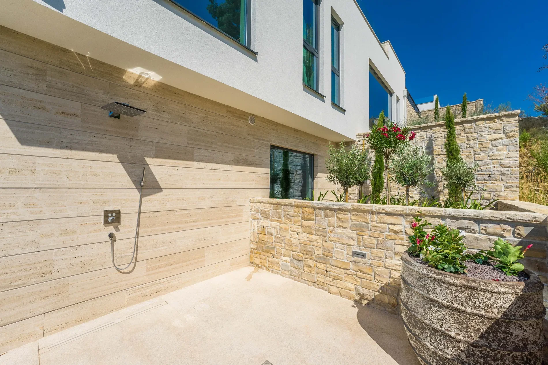 Exterior photo 10