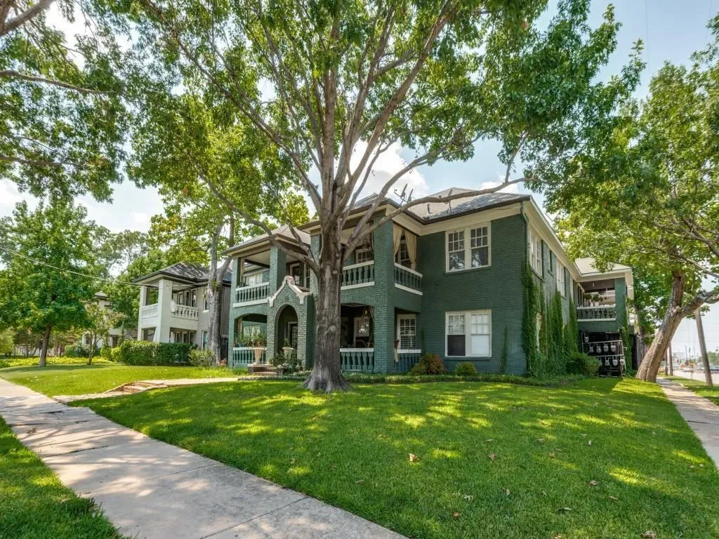 Exterior photo 3