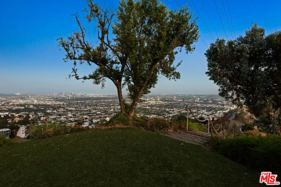 1600 Viewmont Dr, Los Angeles, California, United States. - Photo 10