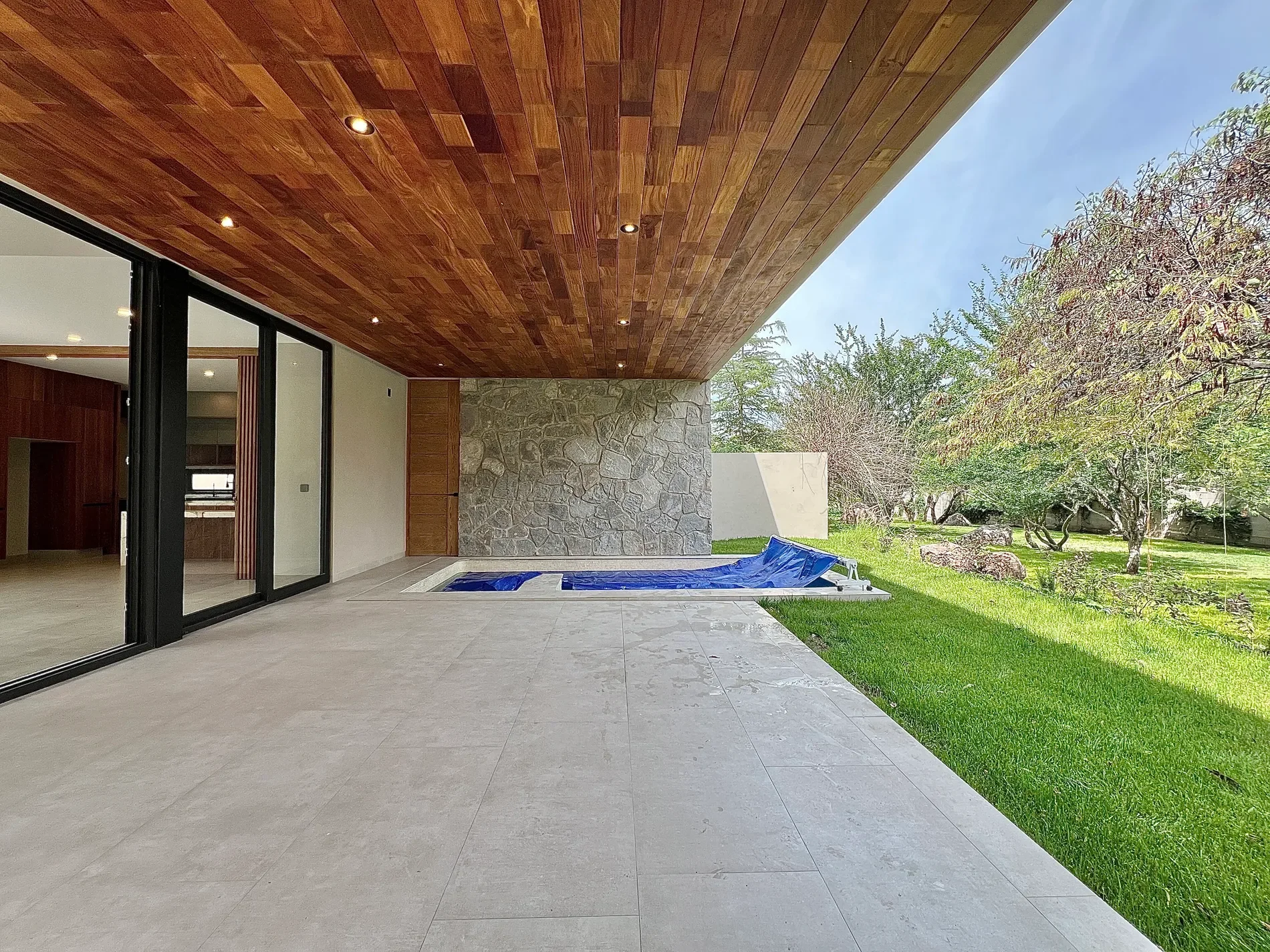 Exterior photo 5