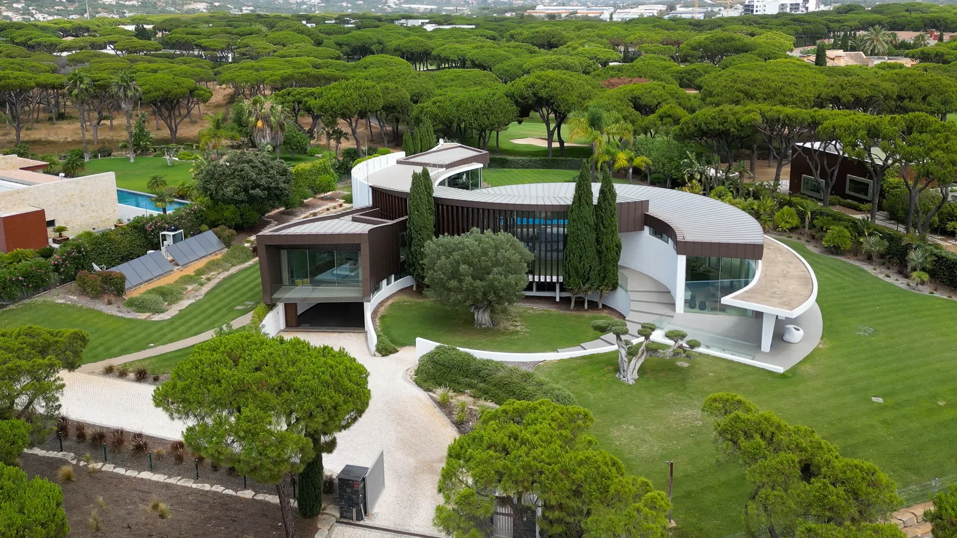 Exterior photo 2
