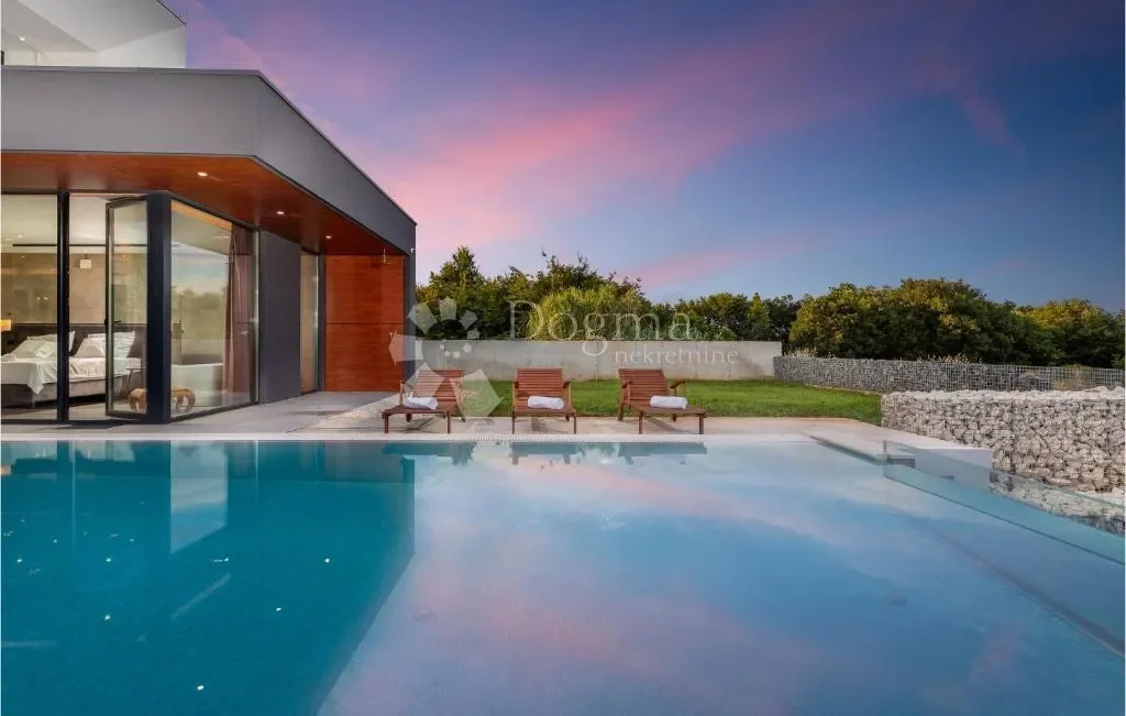 Exterior photo 4
