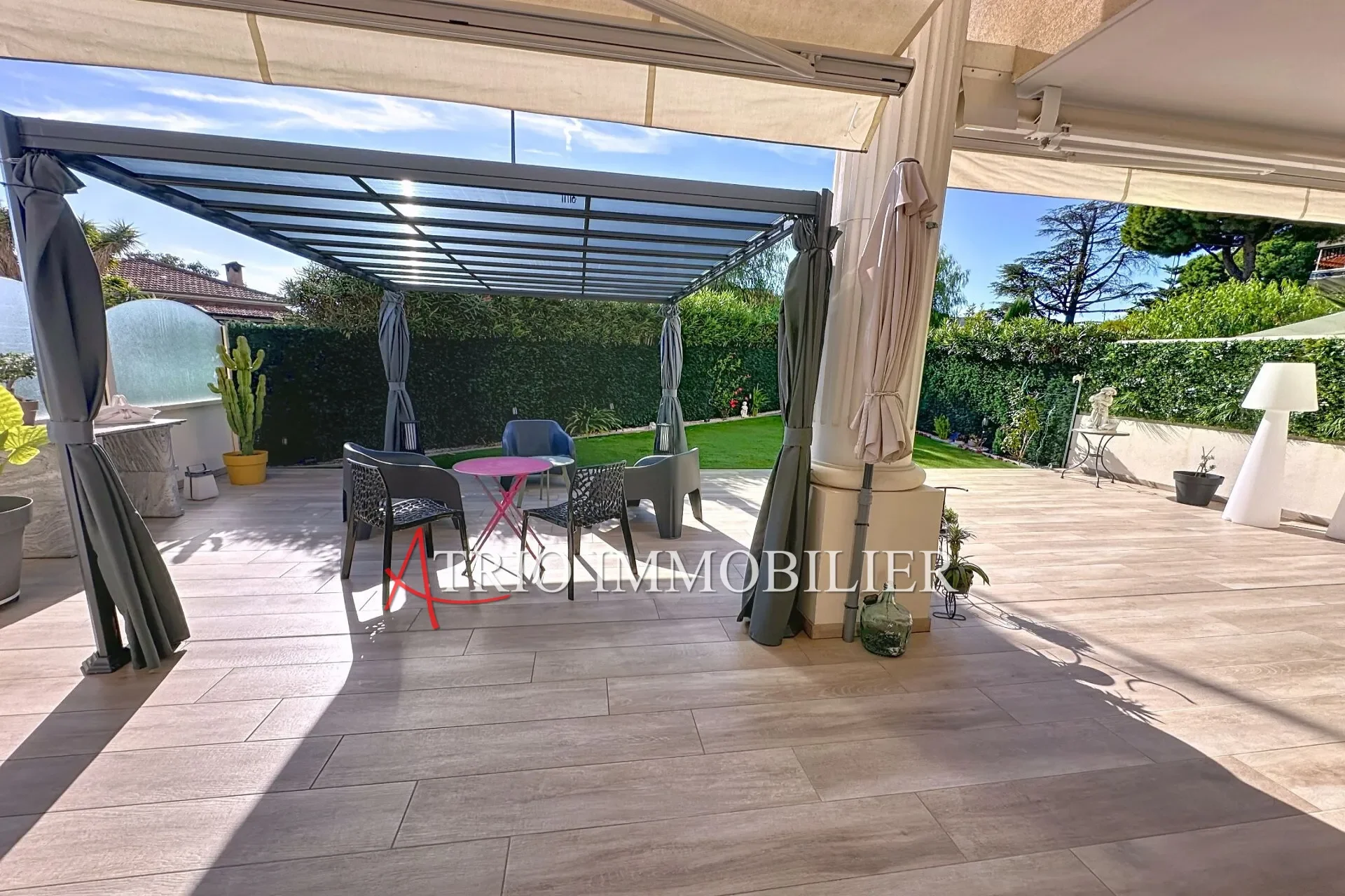 Empereurs<BR>Luxueux 4 pièces en rez de jardin, dans une magnifiq