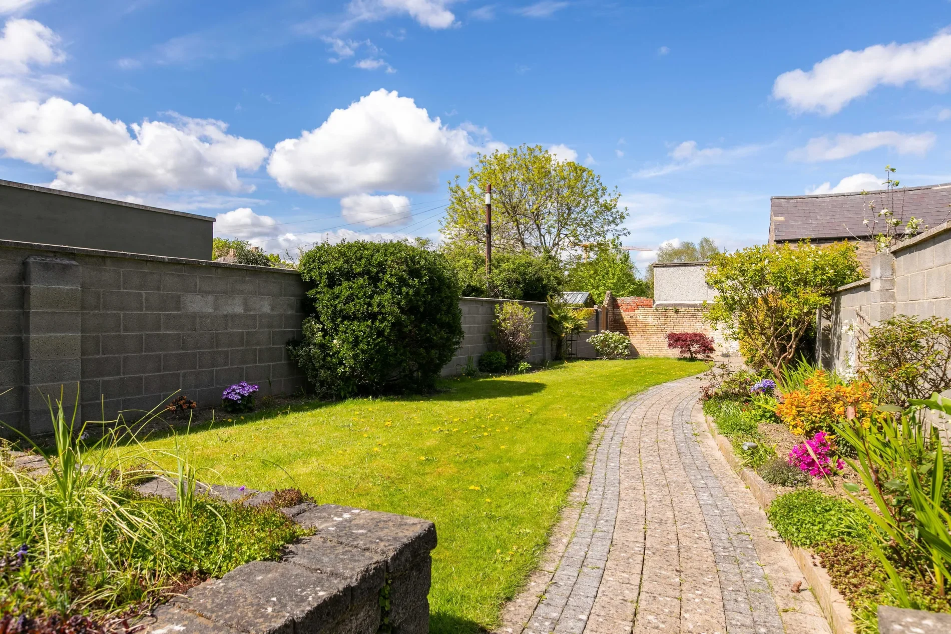 Exterior photo 7
