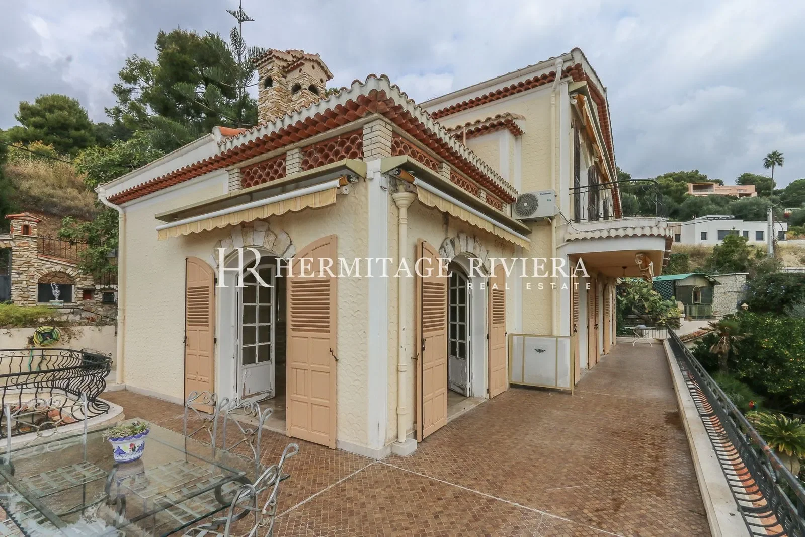 Exterior photo 2
