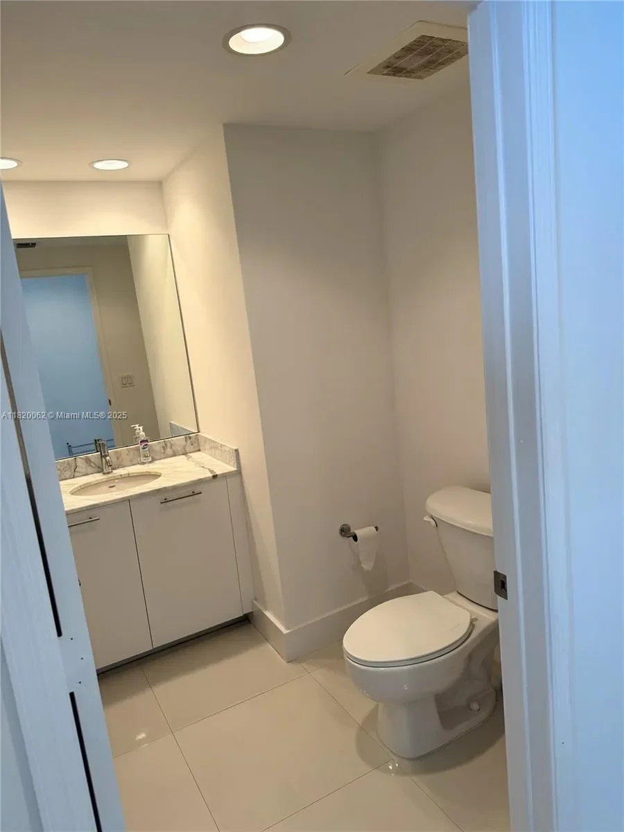 950 Brickell Bay Dr, #3710, Miami, Florida, United States. - Photo 7
