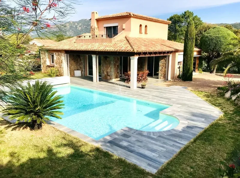 Beautiful house with swimming pool in the heart of Saint Luc