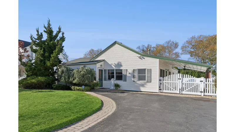 31 Grand Central Avenue, Amityville, New York, United States. - Photo 10