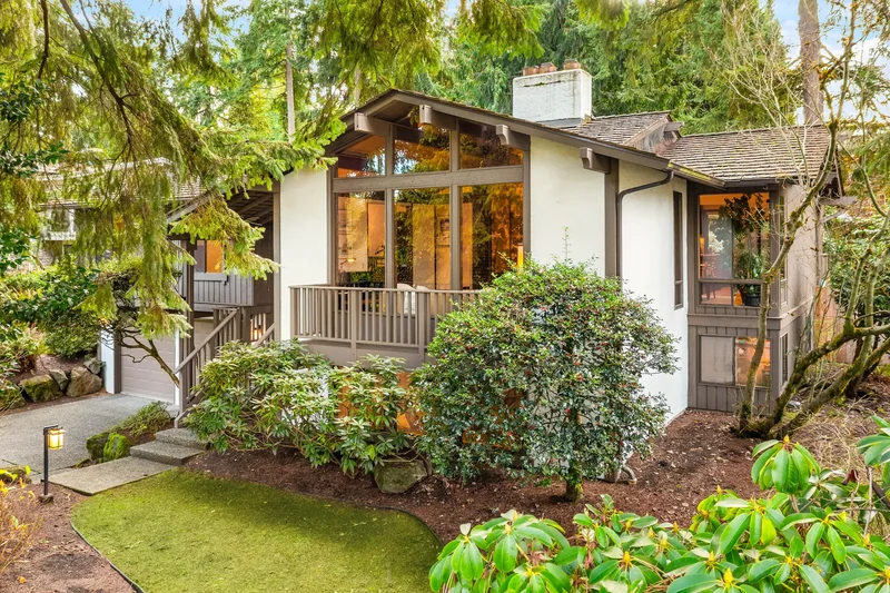 Charming Mercer Island Estates Home