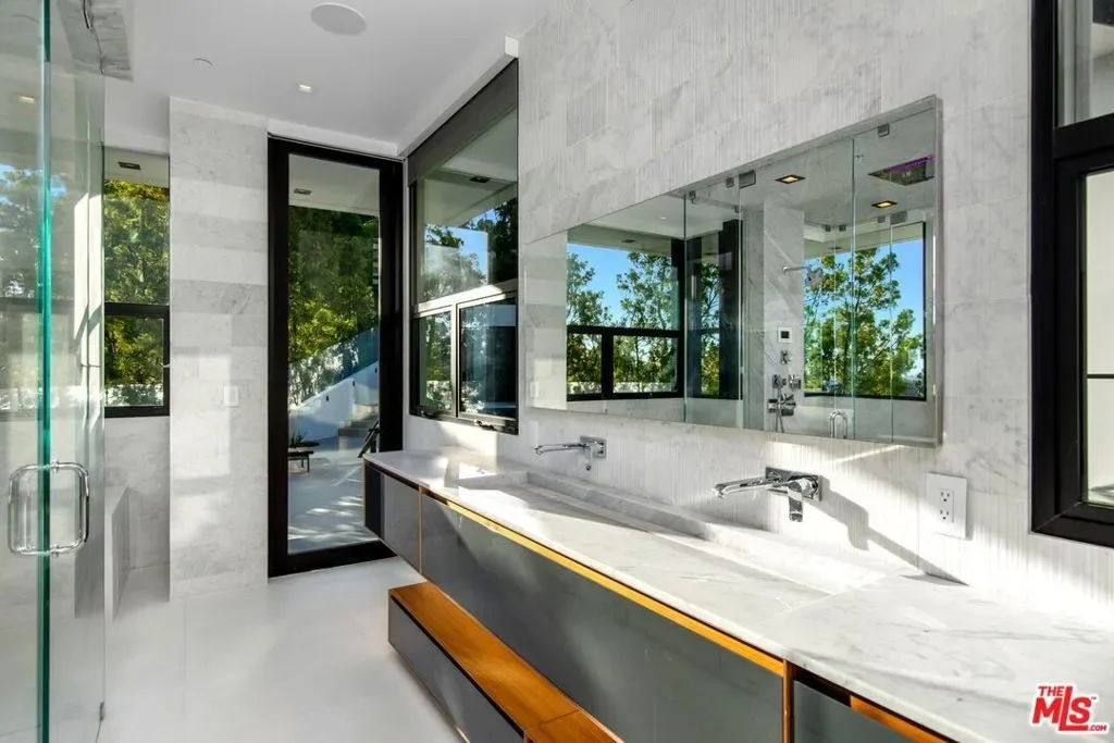 1317 Londonderry Place, Los Angeles, California, United States. - Photo 7