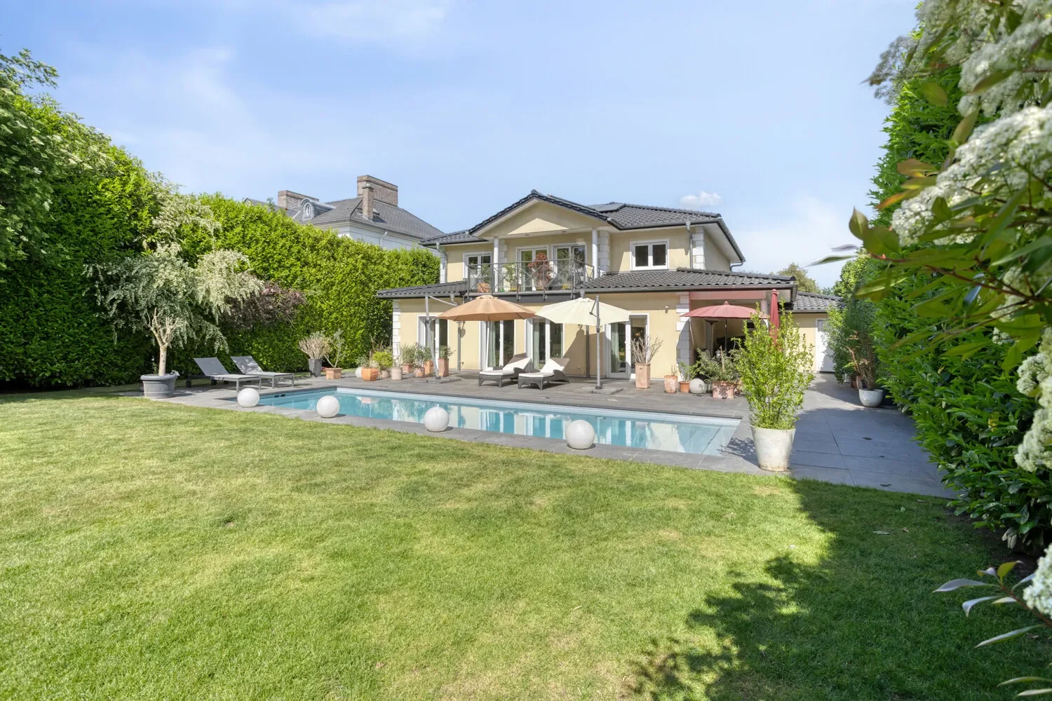 Exterior photo 8