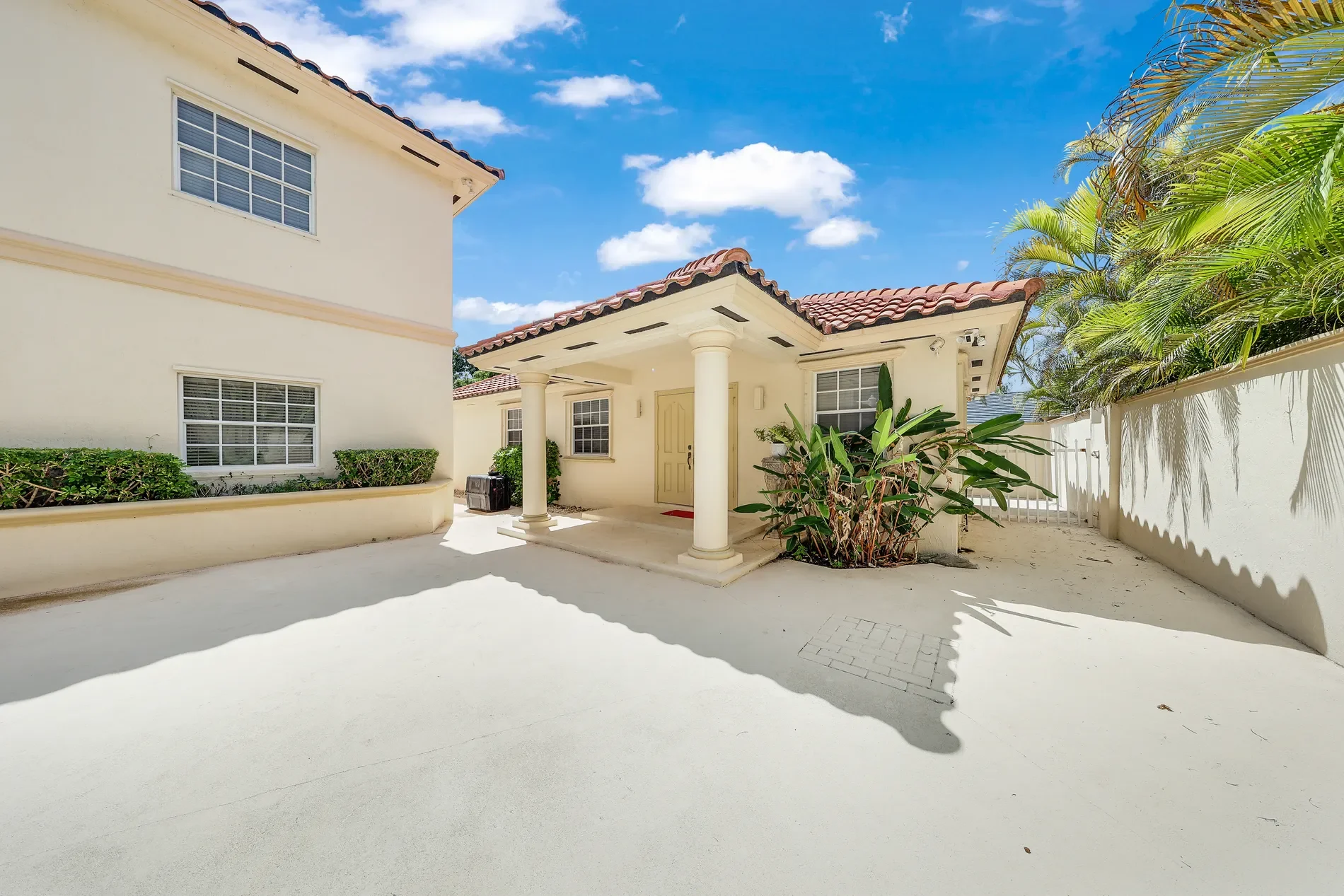 Exterior photo 6