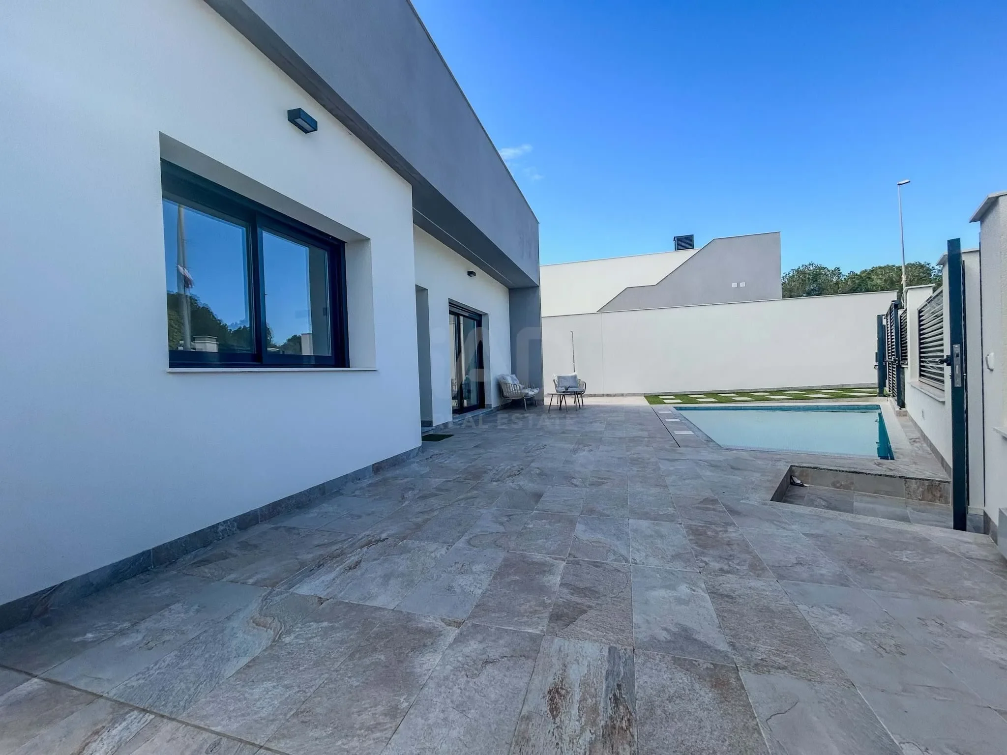 Exterior photo 5