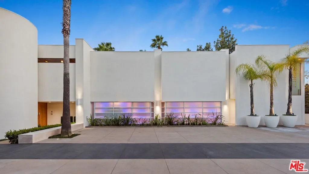300 N San Rafael Avenue, Altadena, California, United States. - Photo 2