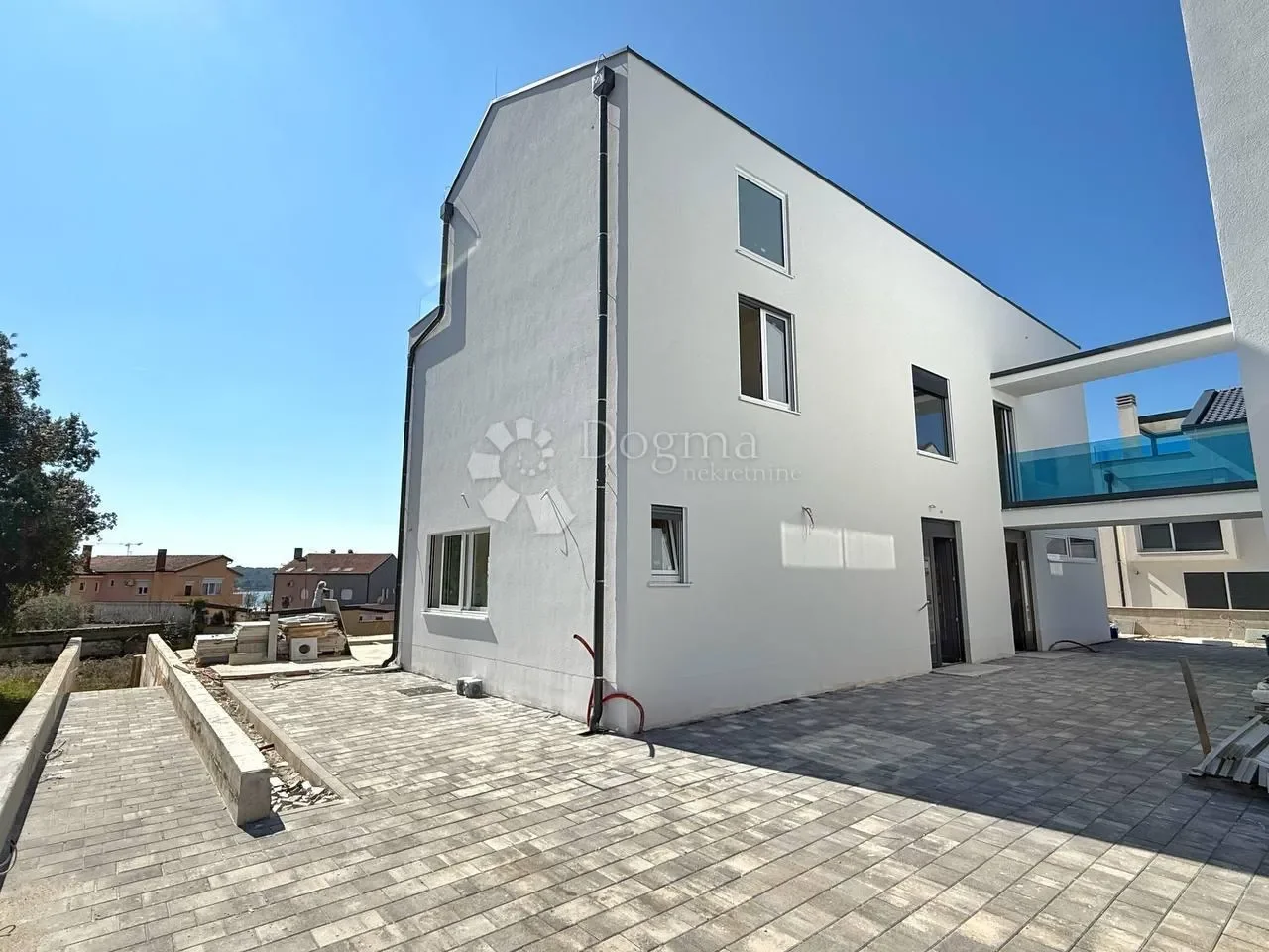 Exterior photo 6