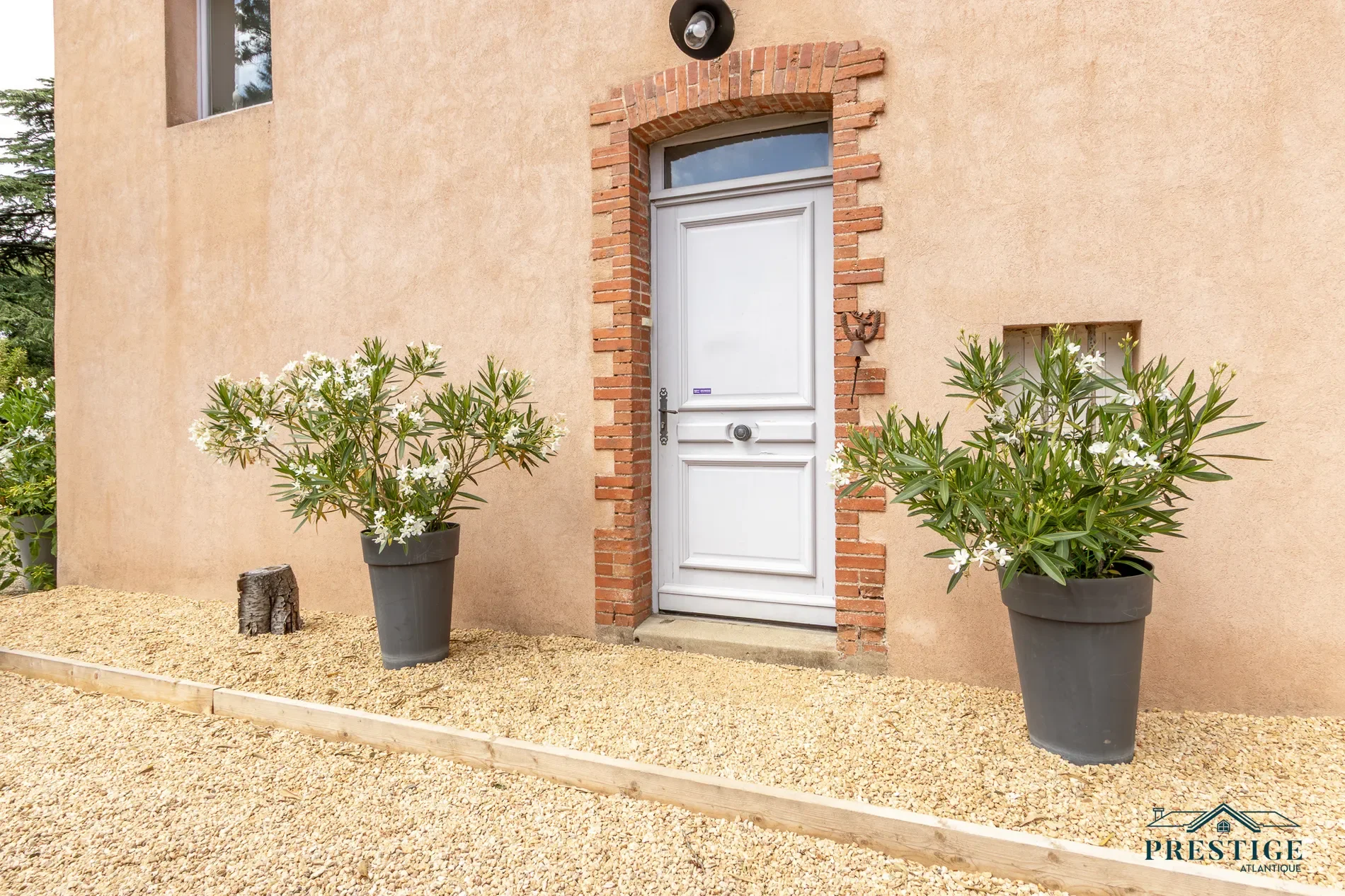 Exterior photo 6