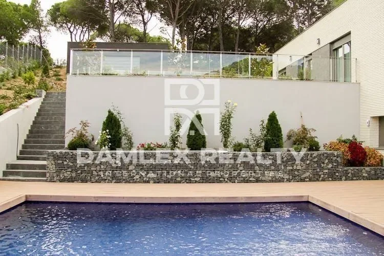 Exterior photo 3