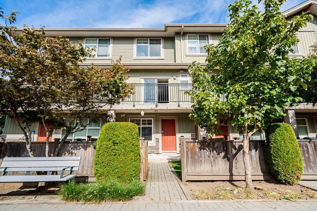 Exterior photo 8