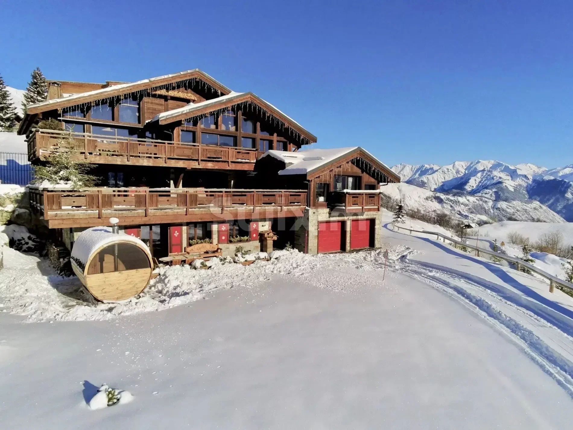 Exterior photo 3