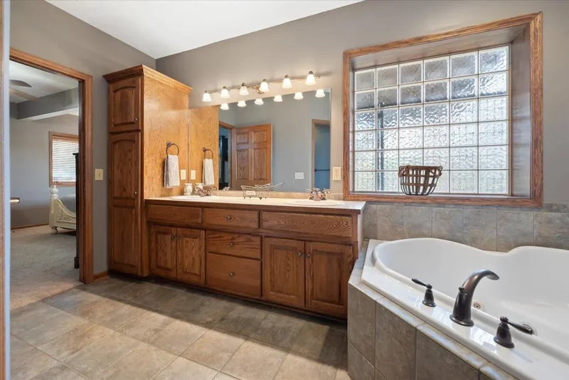 65649 Pease Road, GLENWOOD, IA 51534, Glenwood, Iowa, United States. - Photo 17