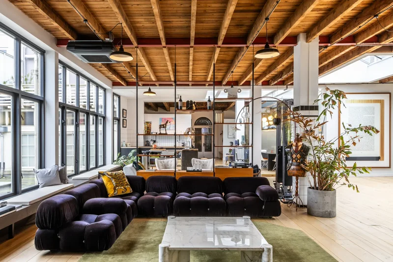 Uniquely located in a stunning monumental building on the iconic Keizersgracht.