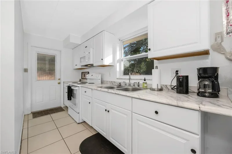 2772 Riverview DR, Naples, Florida, United States. - Photo 19