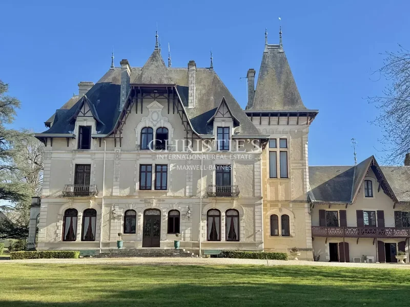 Country Estate with 150 hectares of land, in the Loire valley