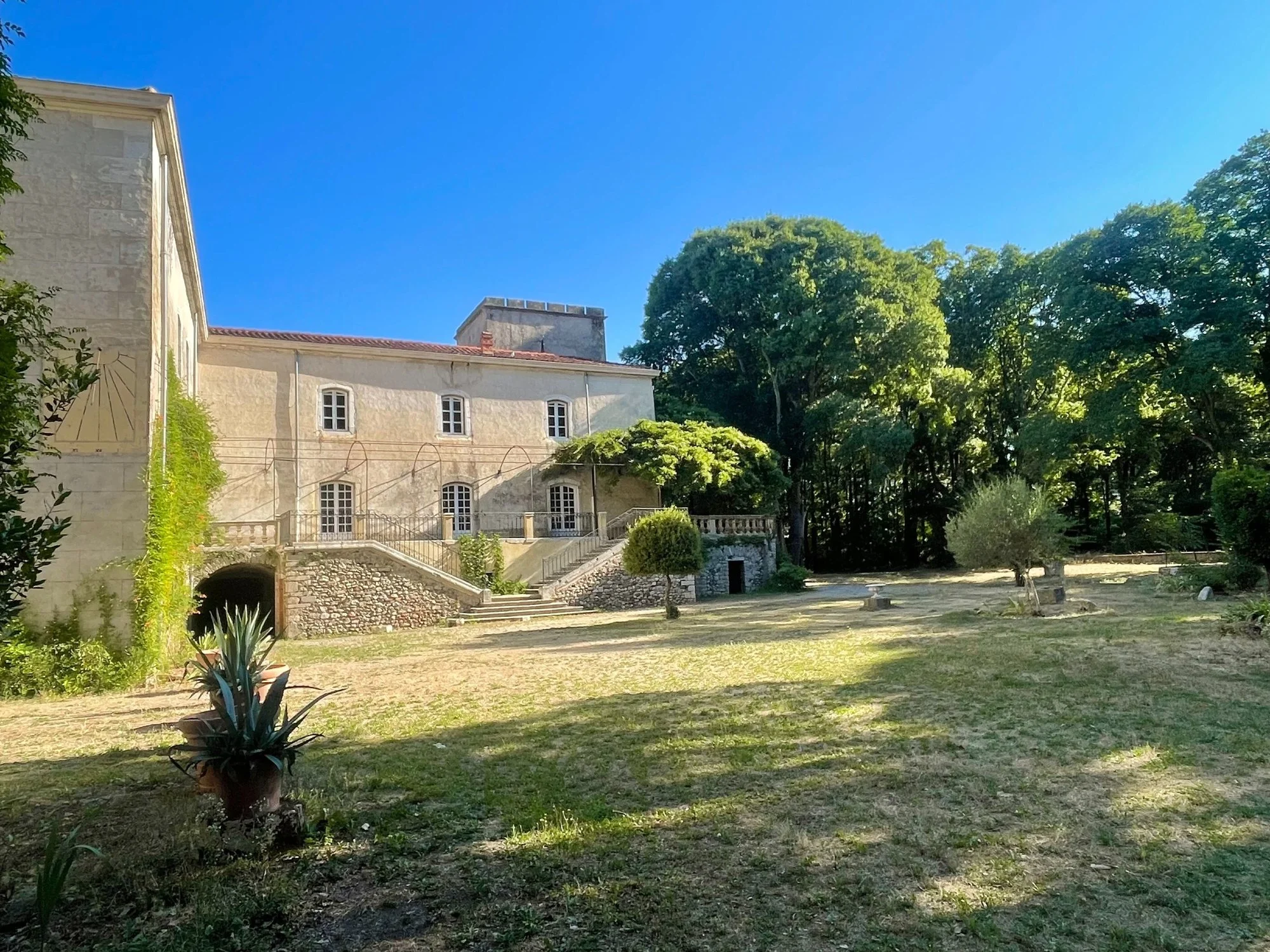 Exterior photo 4