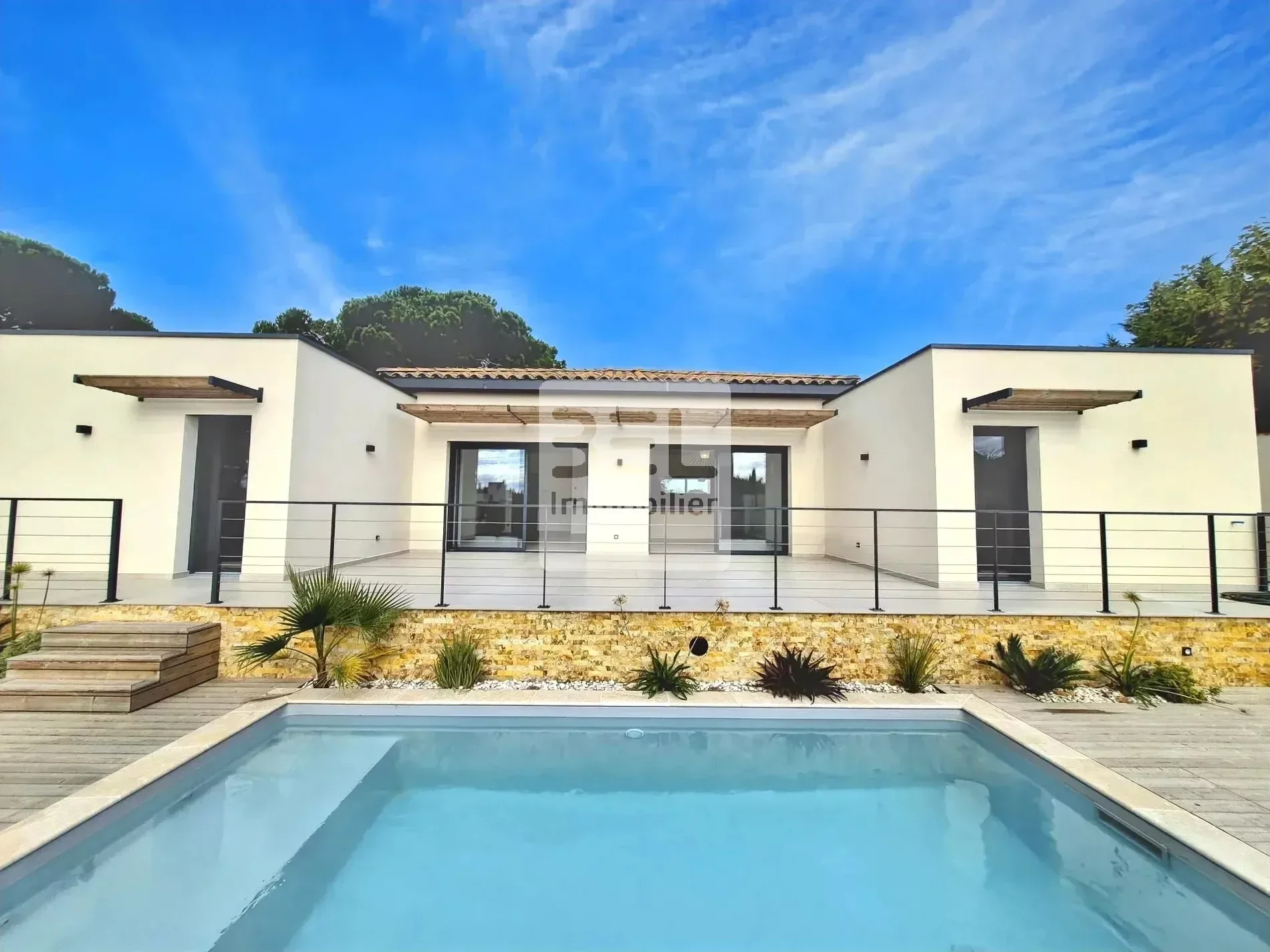 Exterior photo 2