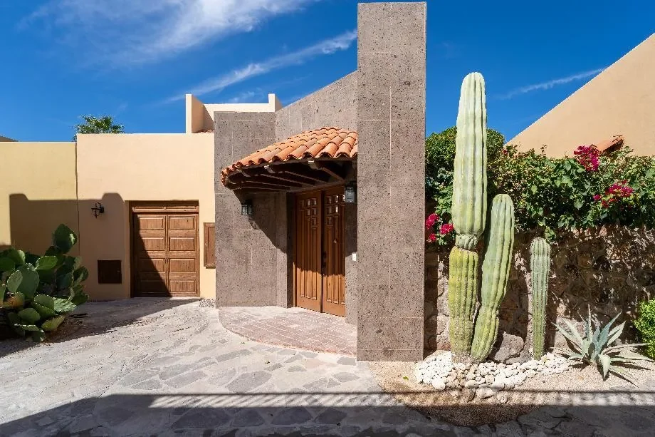 Exterior photo 2