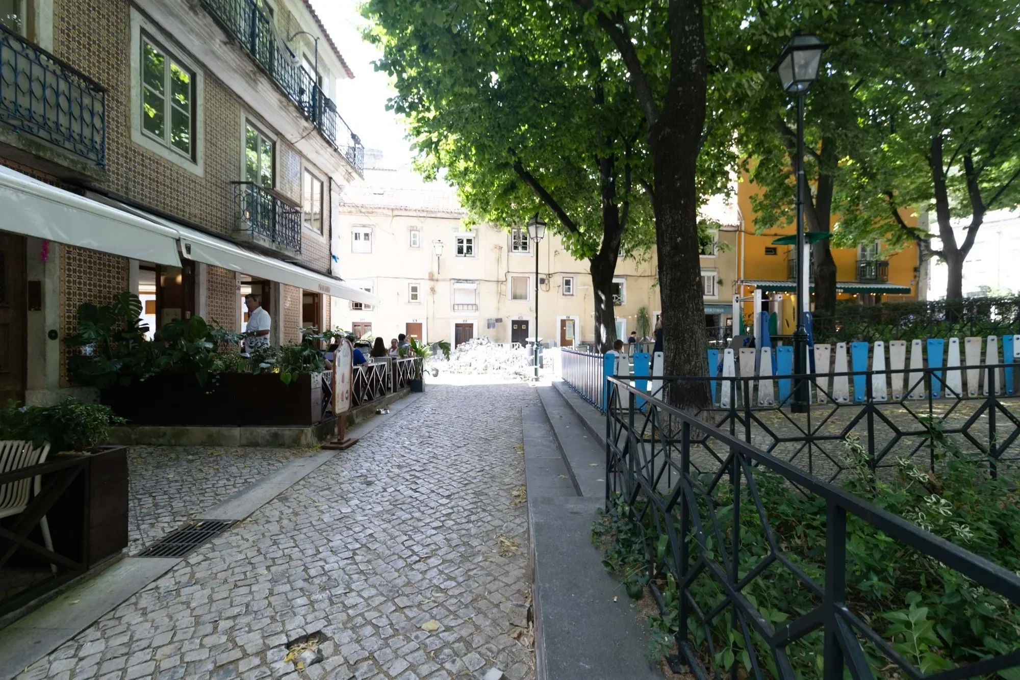 Praça das Flores (Mercês), Lisboa, Misericordia, Lisbon, Portugal. - Photo 8