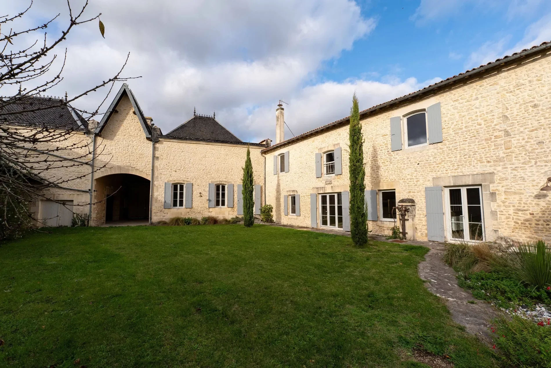 Exterior photo 2