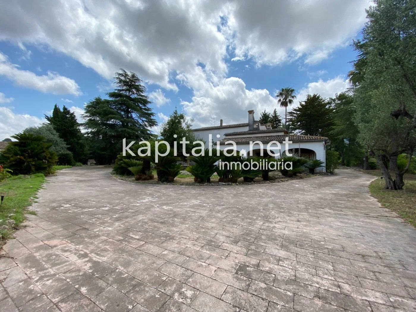 Exterior photo 5