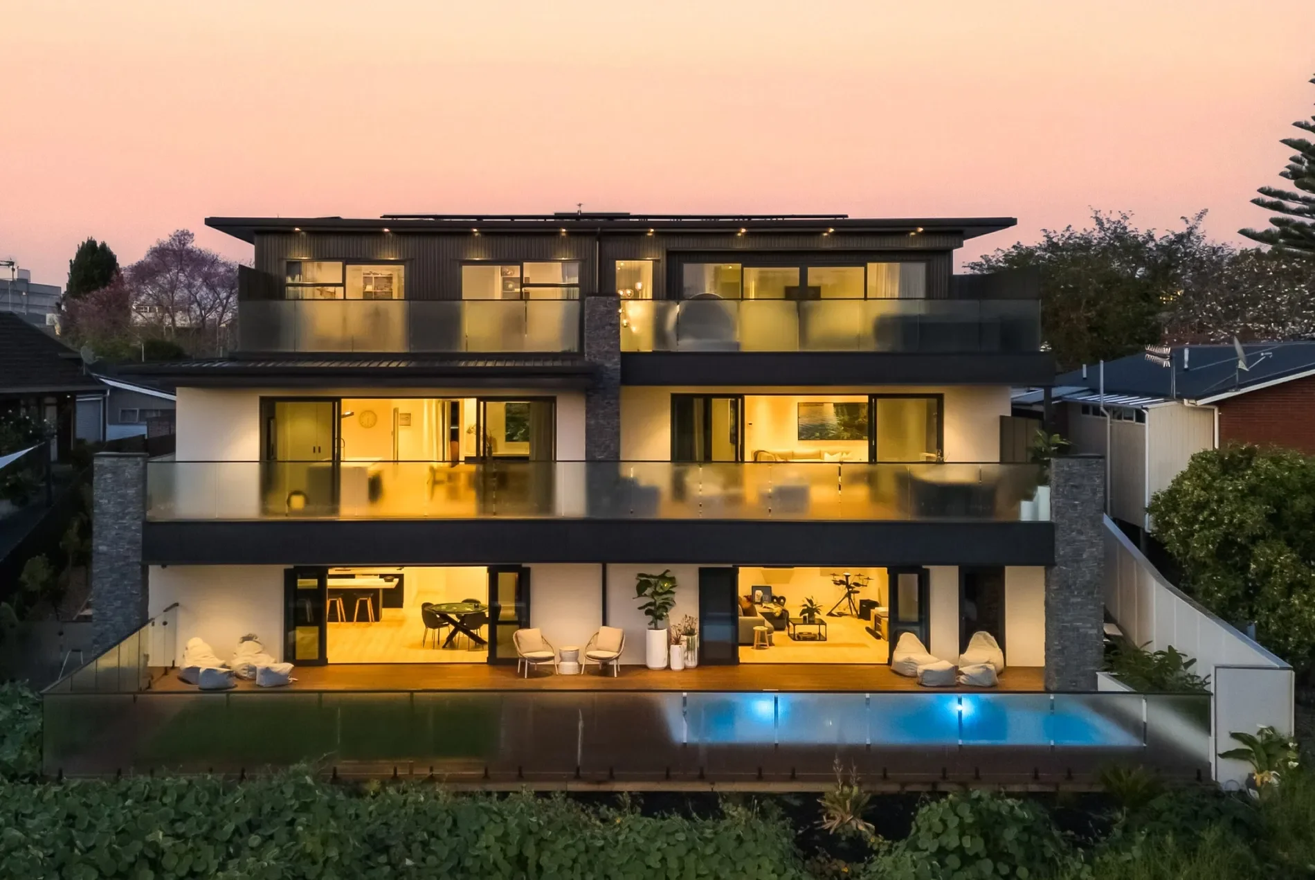 Exterior photo 4