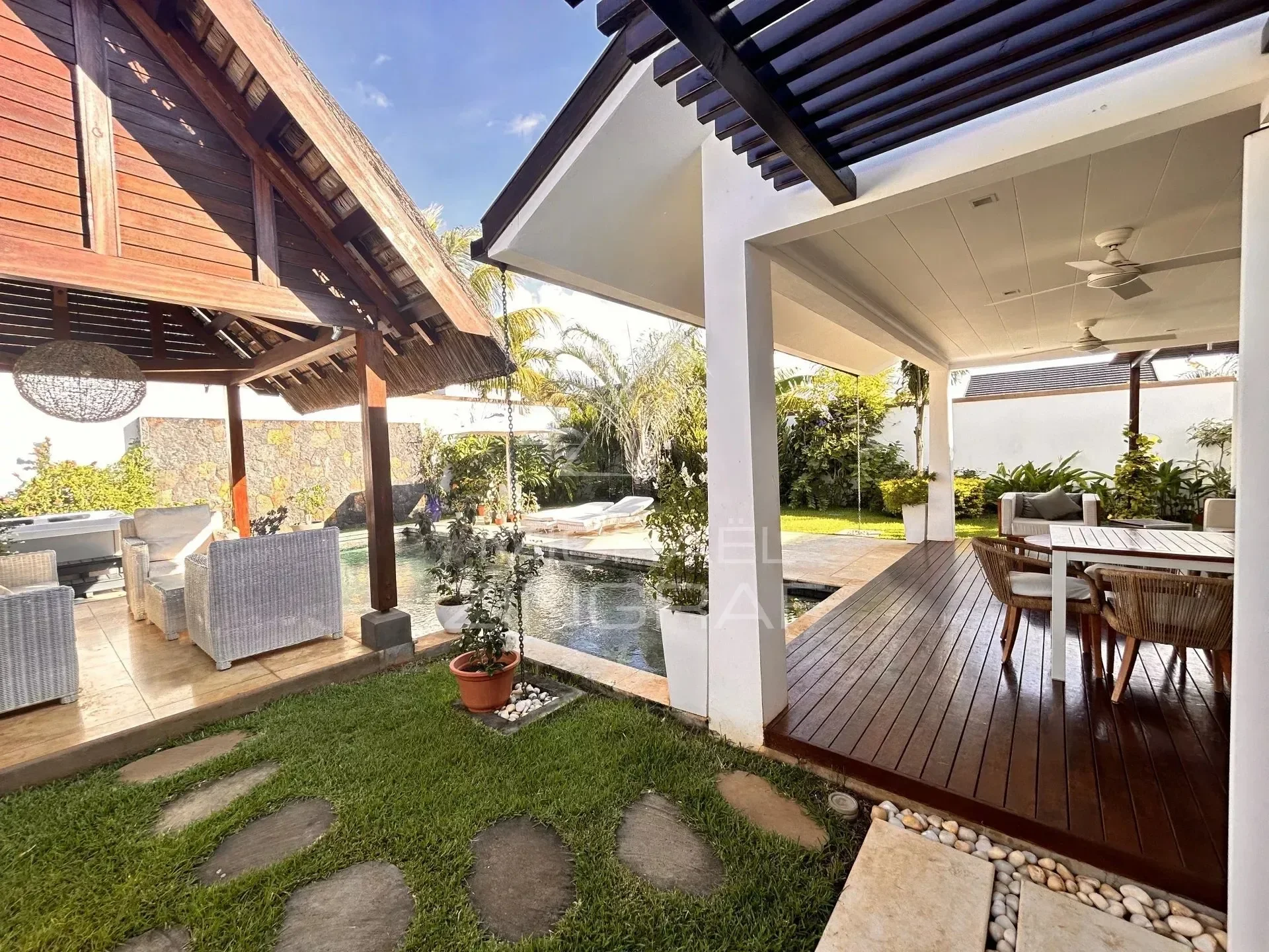 Exterior photo 5