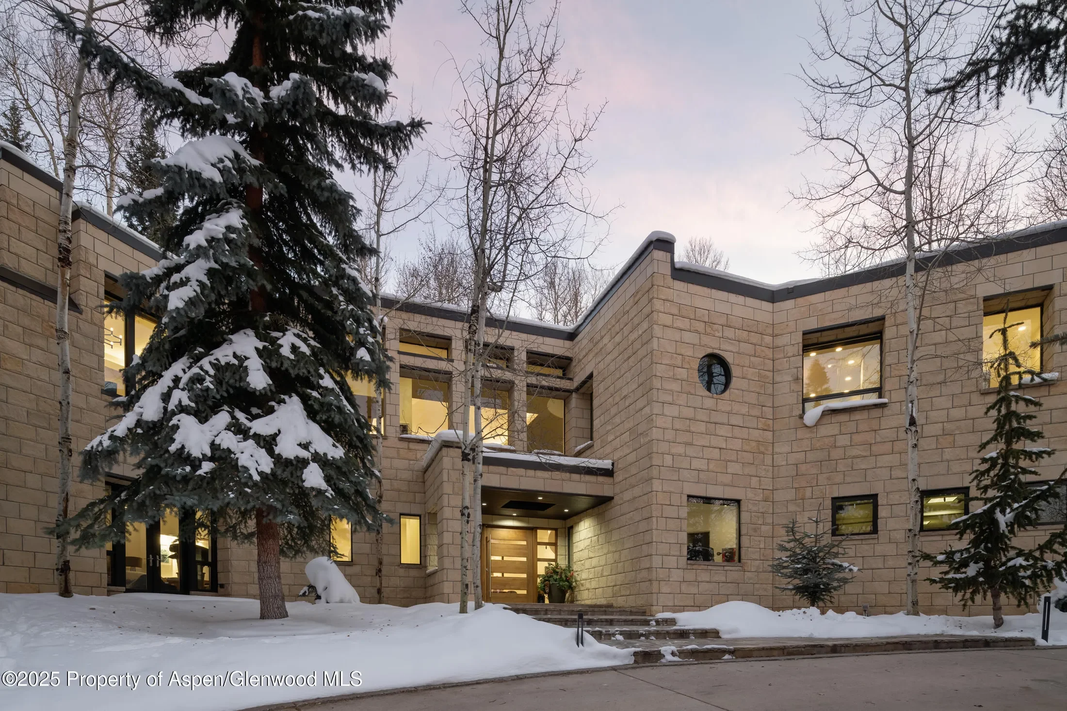 Exterior photo 2