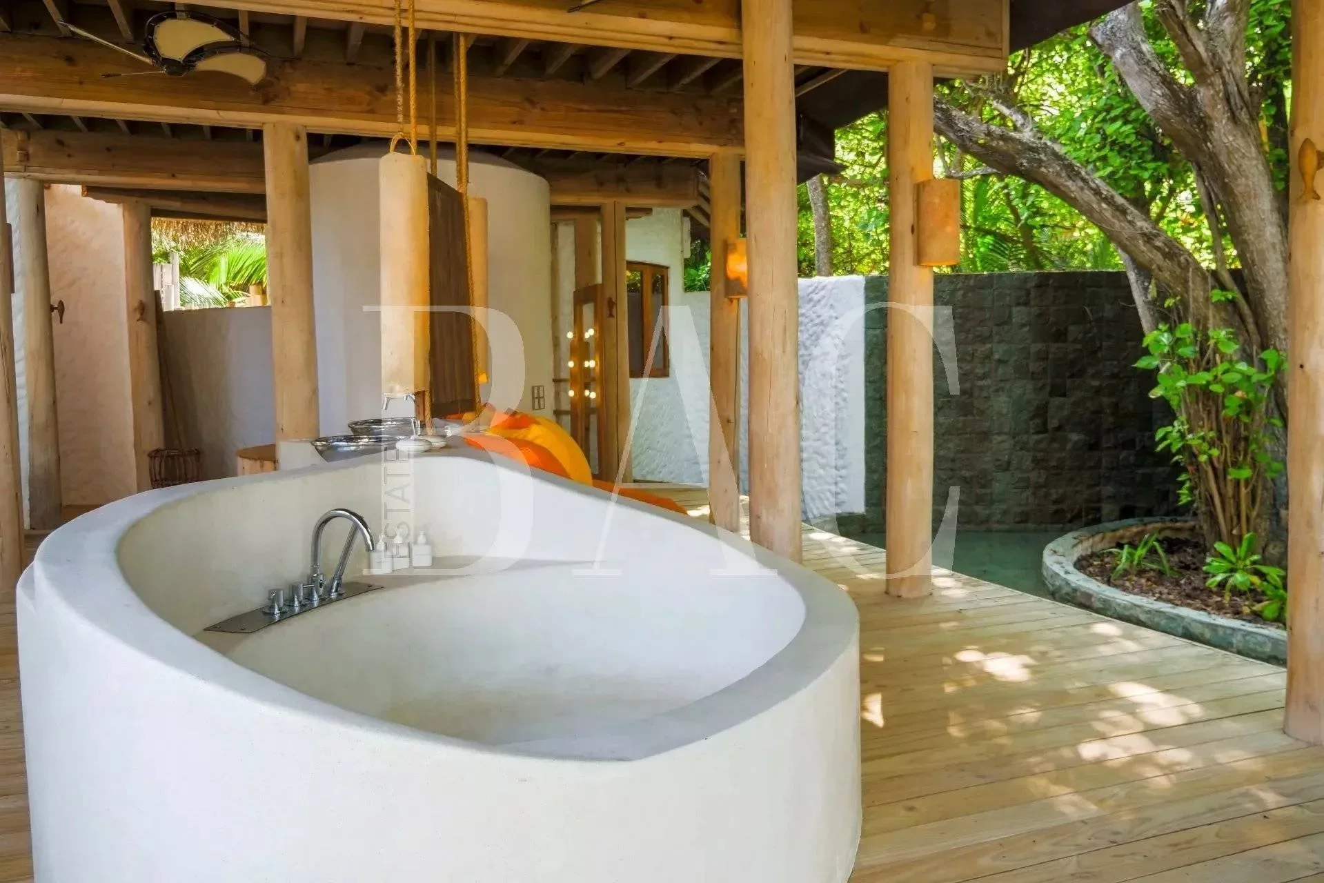 Sale villa Malé, 15 rooms, 9 bedrooms, 1340 m², €12,987,013
